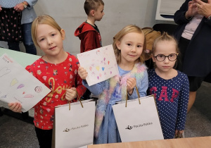 dziewczynki pokazują swoje listy do Mikołaja