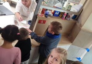 Dzieci nadają listy w okienku