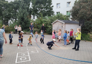 Dzieci bawią się w przedszkolnym ogrodzie