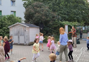 Dzieci bawią się w przedszkolnym ogrodzie