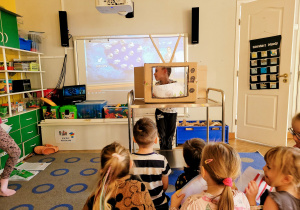 Dzieci występują w kartonowym telewizorze