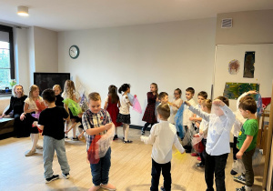 Dzieci tańczą przed seniorami
