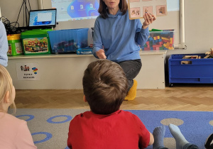 Nauczycielka z przedszkola specjalnego rozmawia z dziećmi