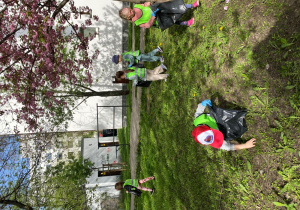 Dzieci zbierają śmieci
