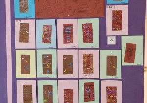 Zaprojektowane tabliczki czekoladek prezentowane w holu przedszkola
