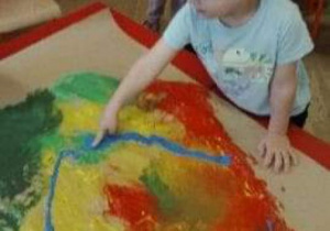 Chłopiec maluje Wisłę na mapie Polski