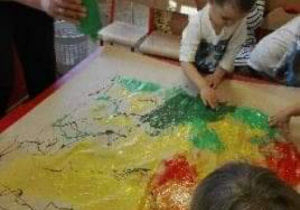Dzieci wspólnie malują mapę Polski