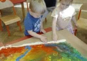 Dzieci malują mapę Polski