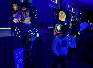 Kosmos – magia farb fluorescencyjnych. Wernisaż prac przedszkolaków.