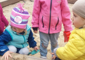 Dzieci w piaskownicy. 