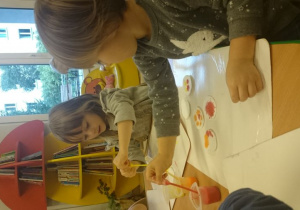 Dzieci nakładają farbę pipetą
